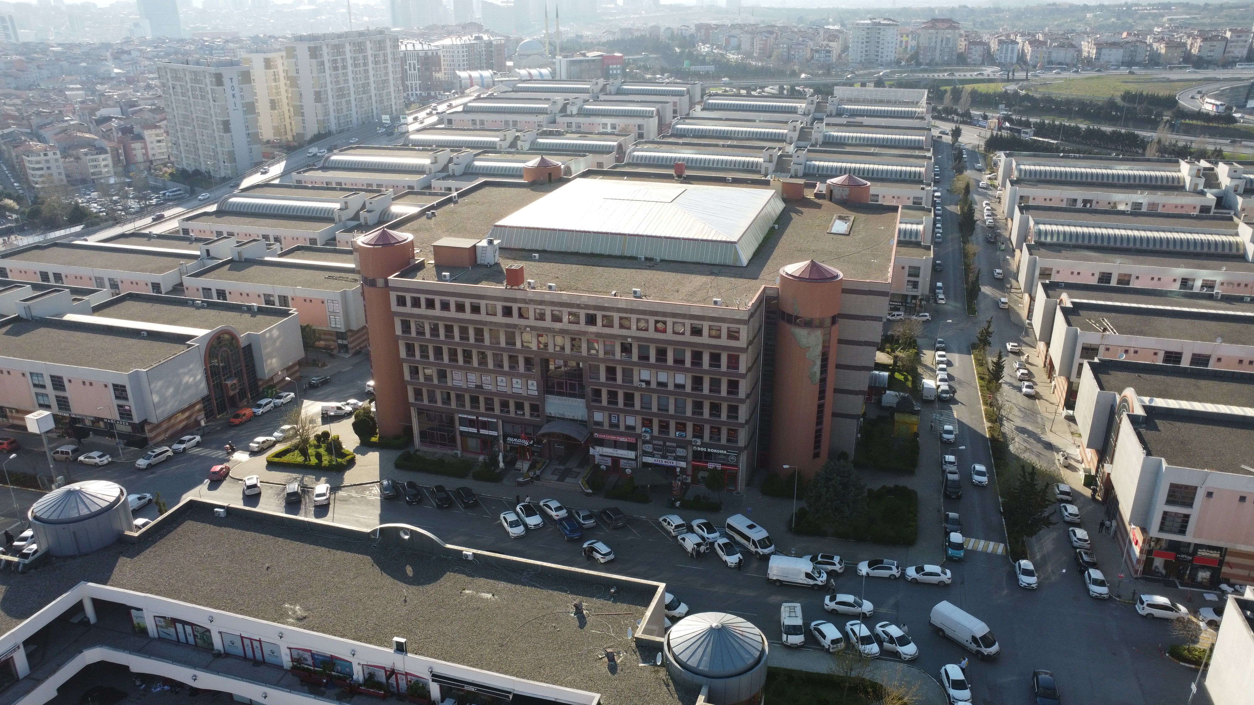 Esenler Emlak , Tekstilkent Ticaret Merkezinde Hamiyet Emlaktan Yönetim Binasında Satılık 80m2 Ofis ve Büro